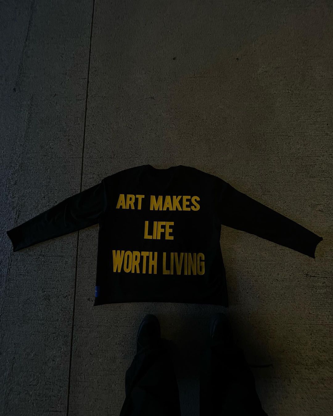 FLAIR "ART-INSPIRED" CREWNECK