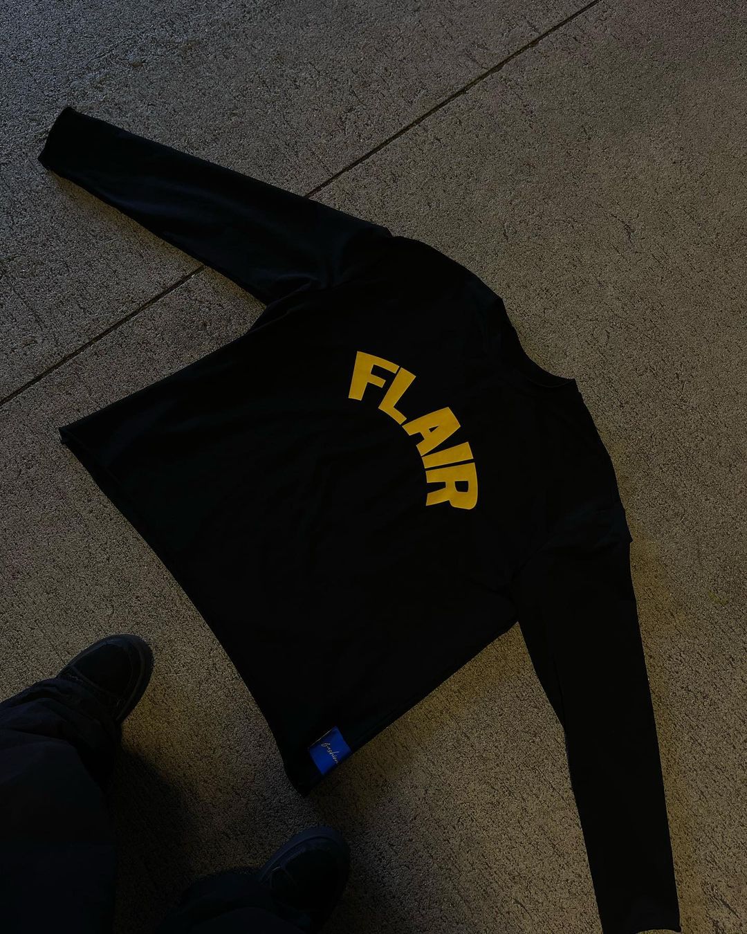 FLAIR "ART-INSPIRED" CREWNECK