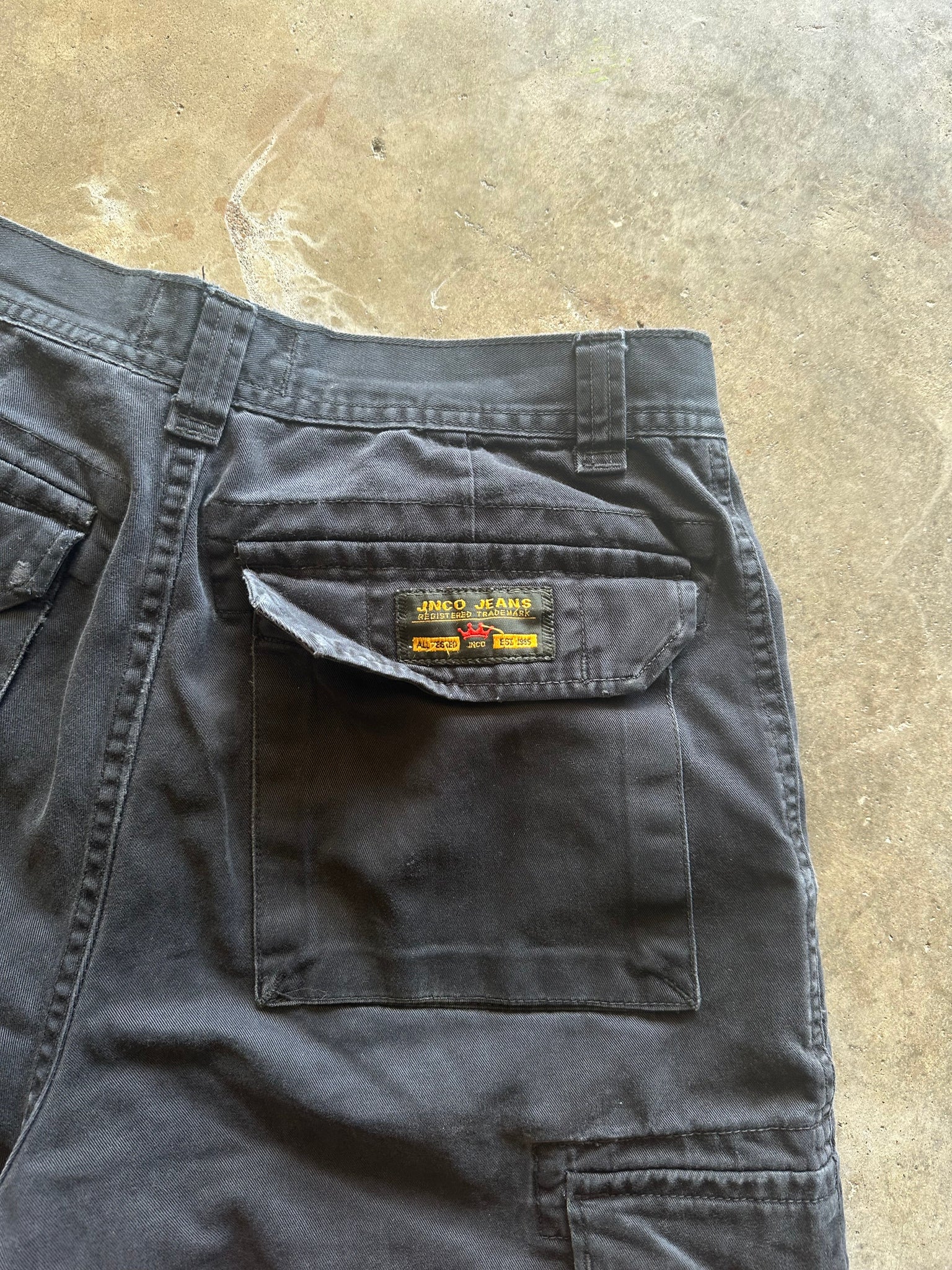 (32) 90s JNCO Embroidered Shorts