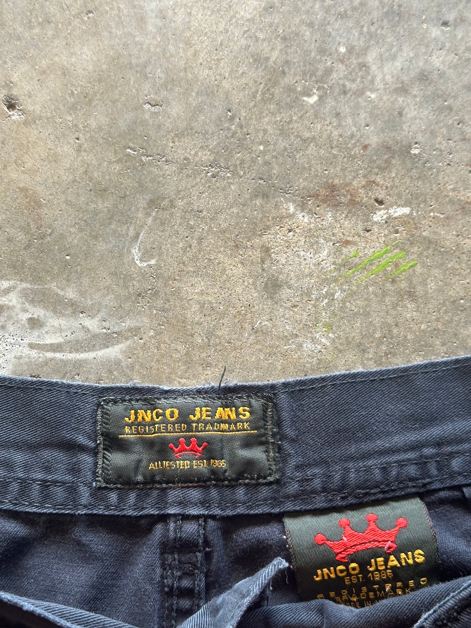 (32) 90s JNCO Embroidered Shorts