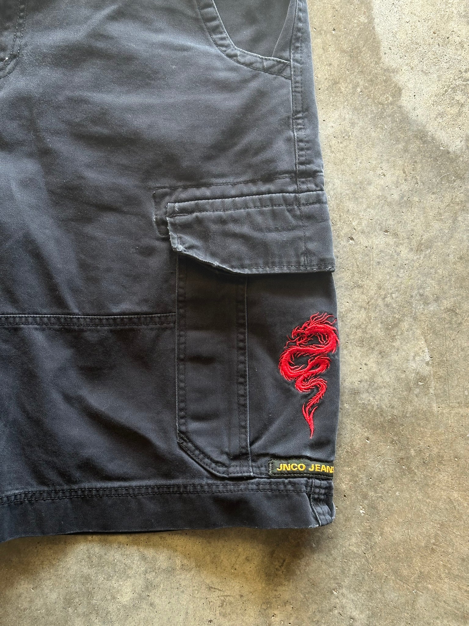 (32) 90s JNCO Embroidered Shorts