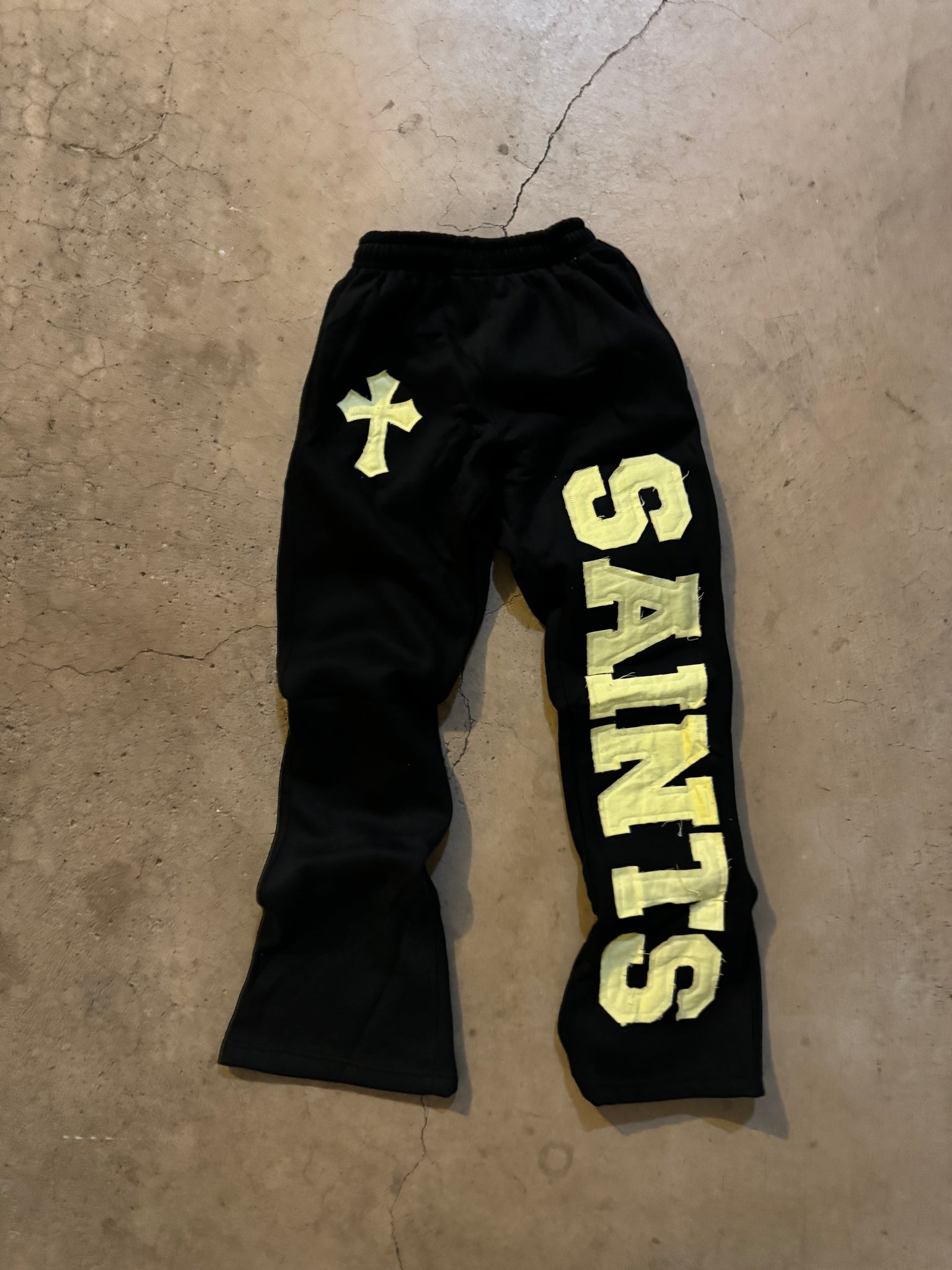 BLACK FLARED SWEATPANTS